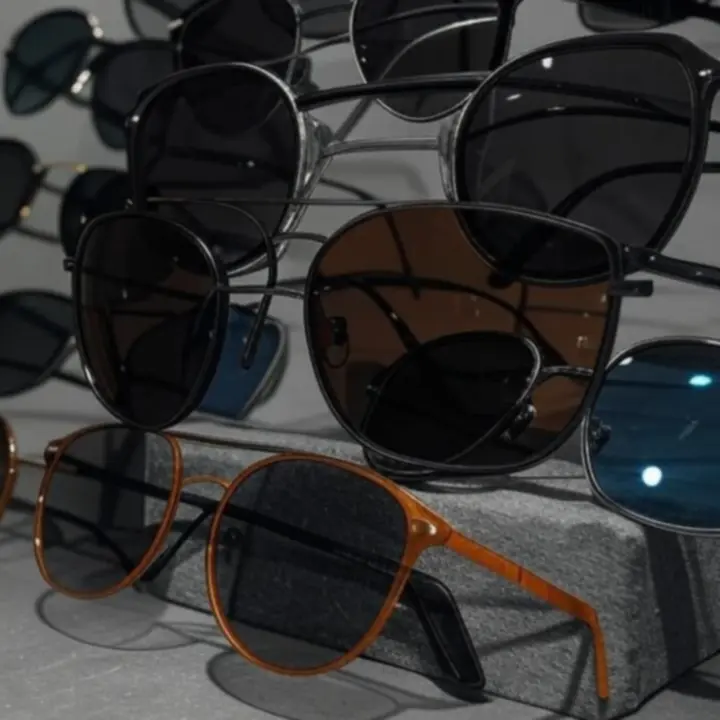 Stojak z klasycznymi okularami przeciwsłonecznymi w męskim stylu